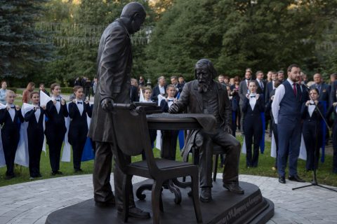 В роще ТГУ открыт памятник профессорам В.Флоринскому и Д.Менделееву