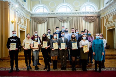 88 стипендиатов Эндаумент-фонда получили долгожданные дипломы и памятные подарки.